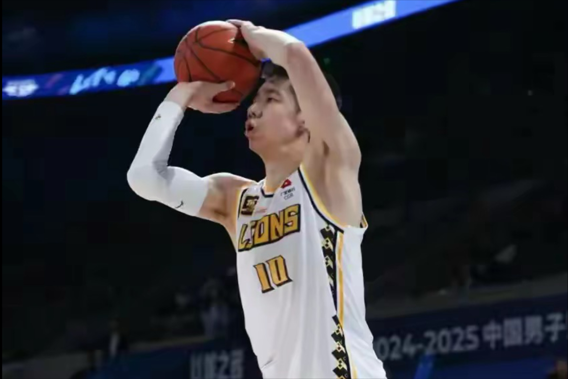 转折点广厦男篮篮板制胜;荷甲赛后攻防权衡;更衣室稳定;控场能力受关注 转折点广厦男篮篮板制胜;荷甲赛后攻防权衡;更衣室稳定;控场能力受关注