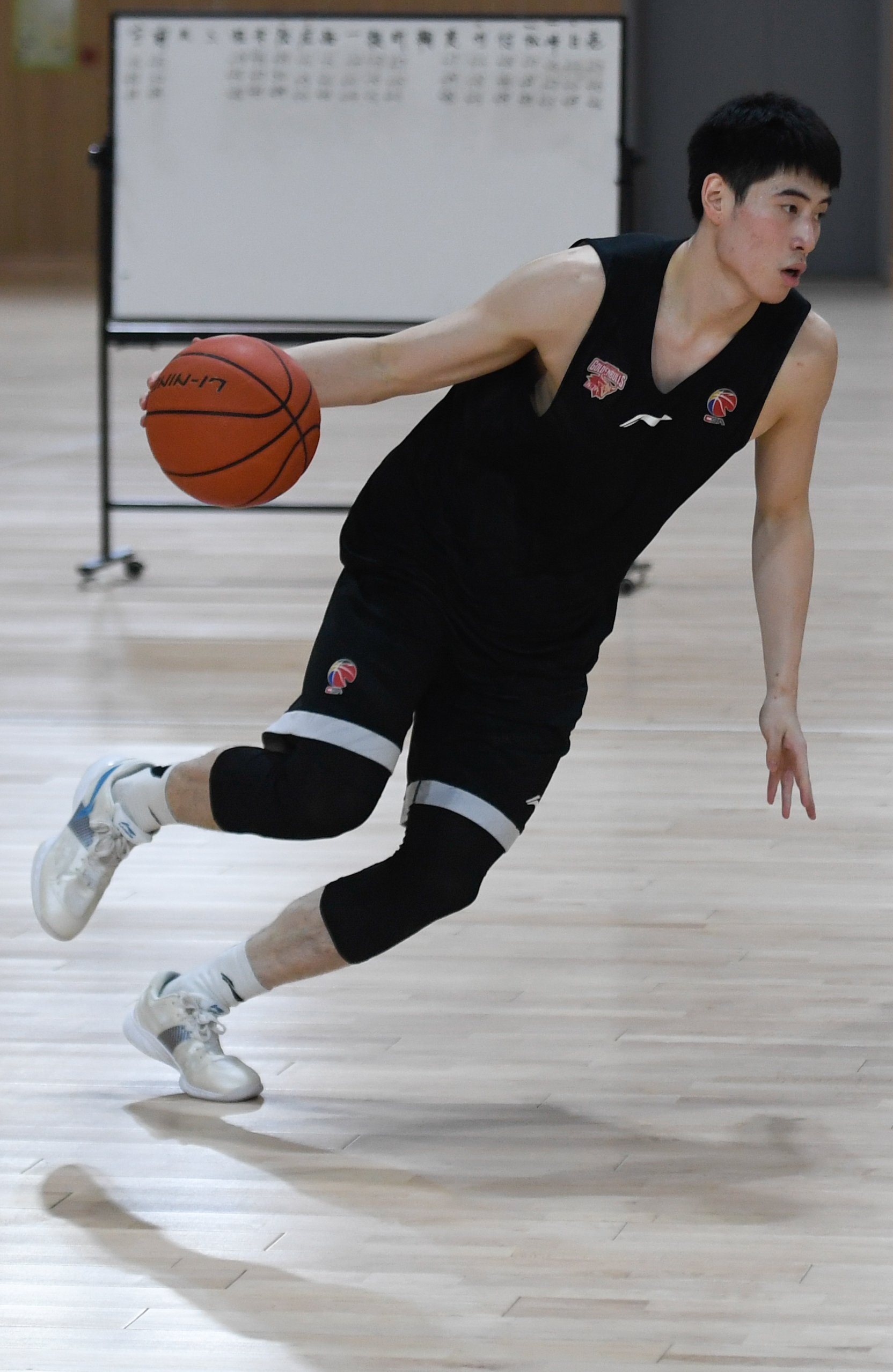 包含浙江队训练开放日，今晚门线救险引欢呼，社区盾在即，训练强度明显提升的词条